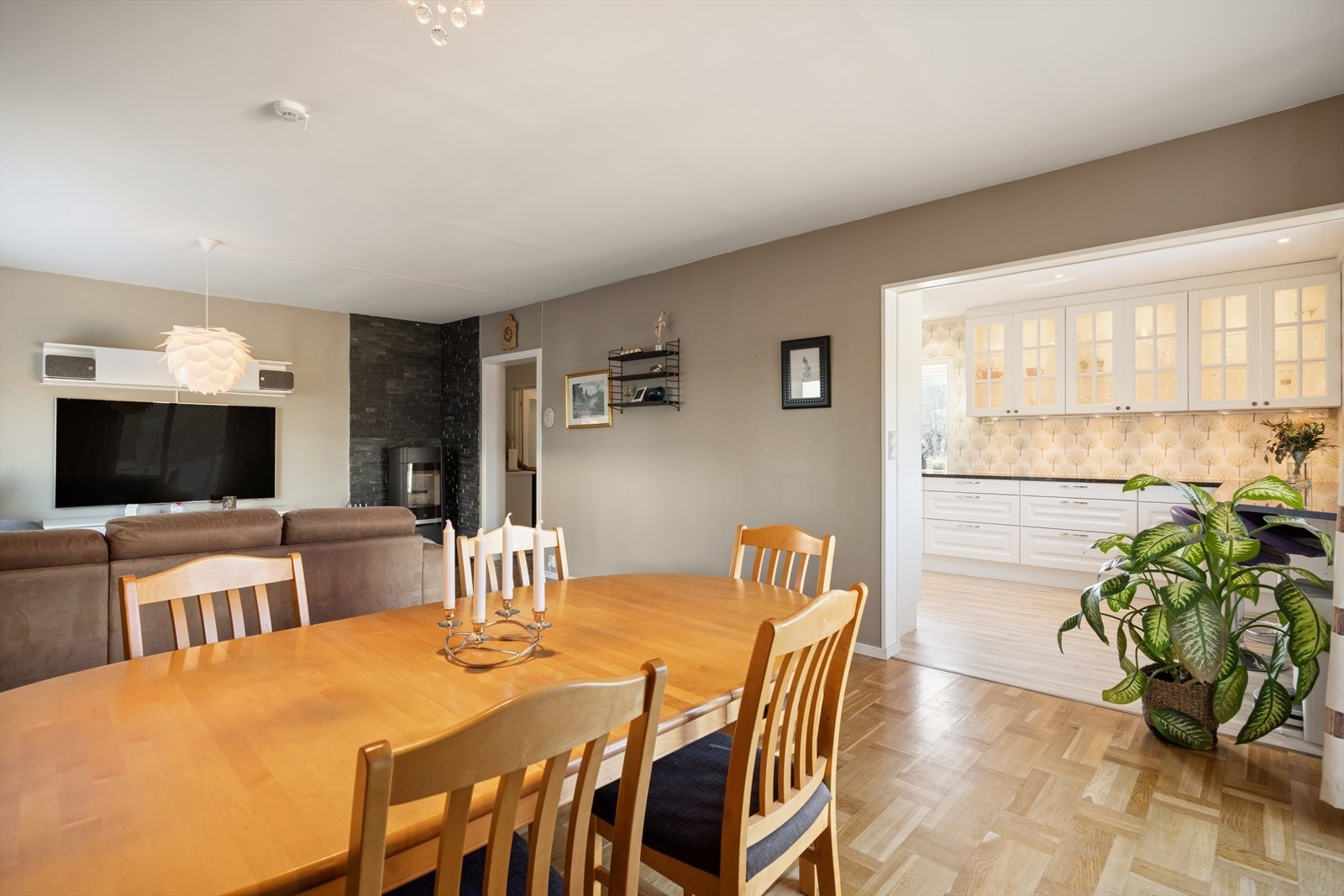 God plass til spisebord i overgangen mellom stue og kjøkken. Galleribilde