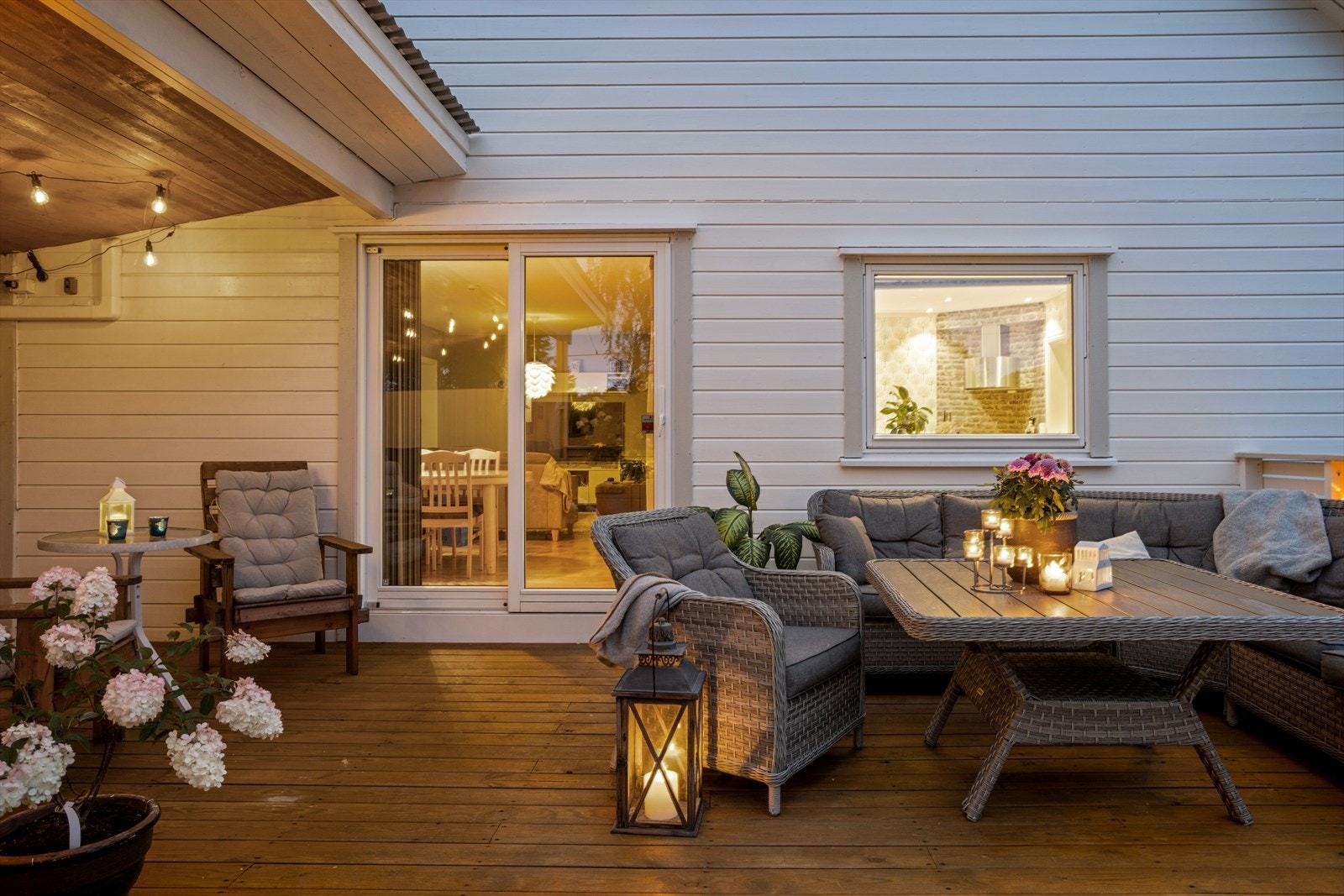 Den gode størrelsen gir muligheten til flere soner med utemøblement og grill. Galleribilde