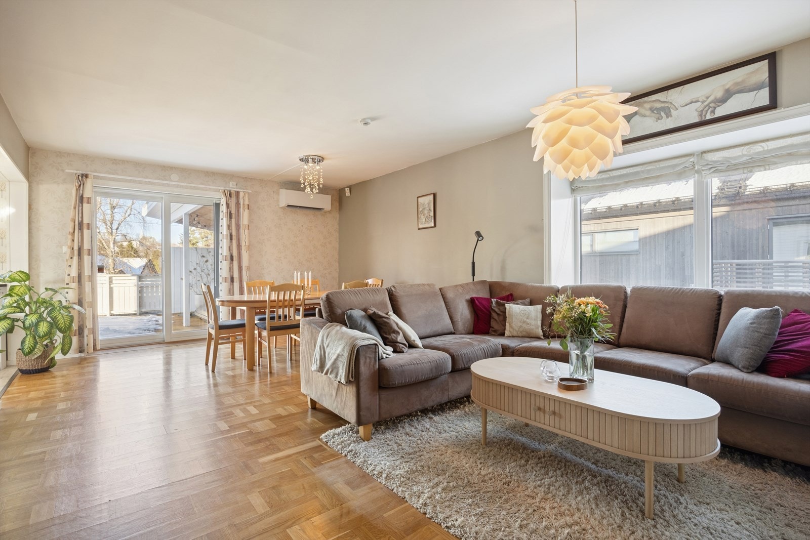 Lys og pen stue på 27,5m² med store vindusflater som gir godt med naturlig lysinnslipp. Galleribilde