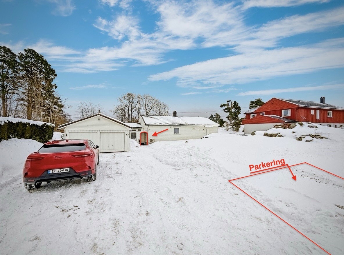 Gårdsplassen med egen parkering (oppmerket i bildet). Galleribilde