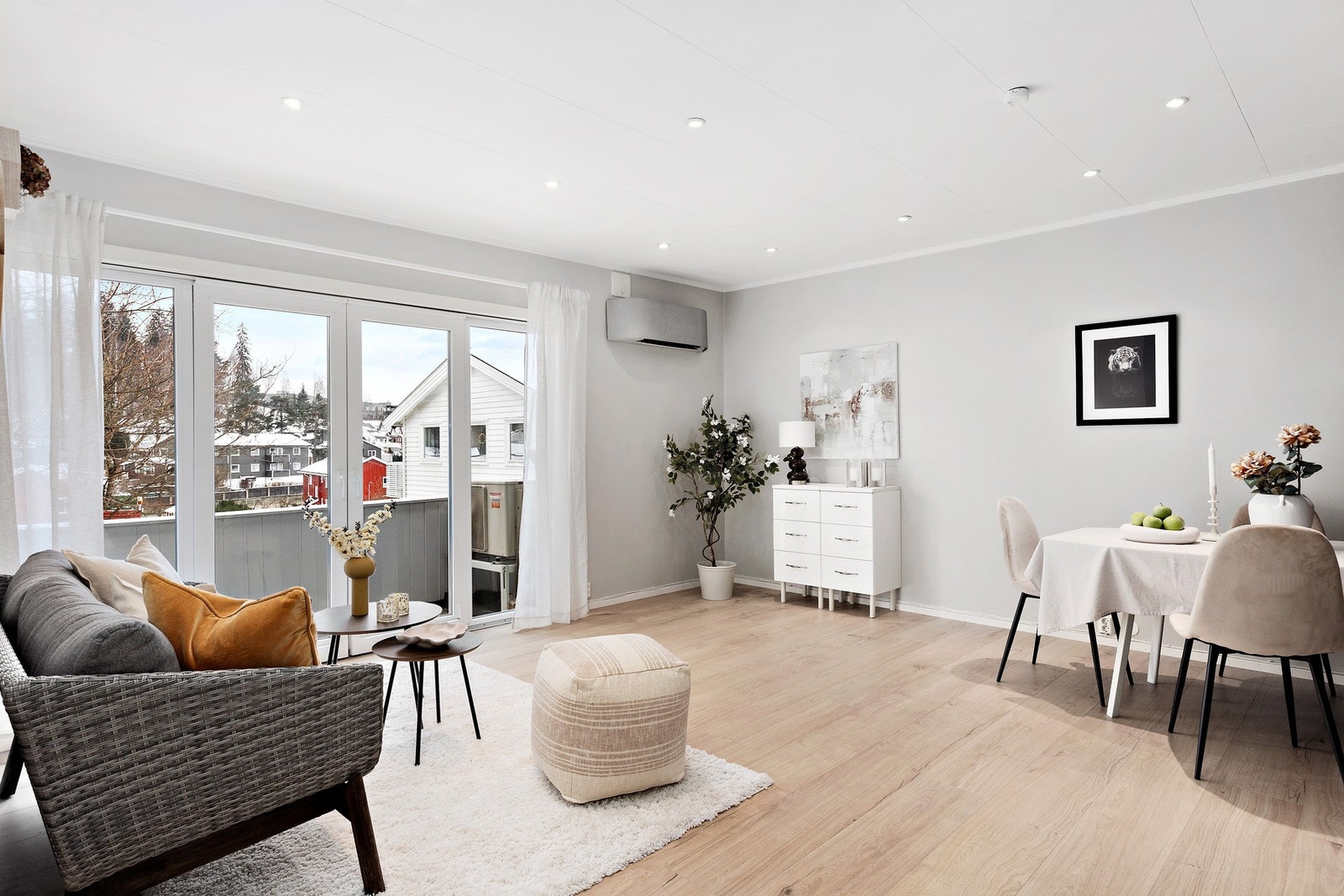 Her har du god plass til sofa, tv og tilhørende møblement Galleribilde