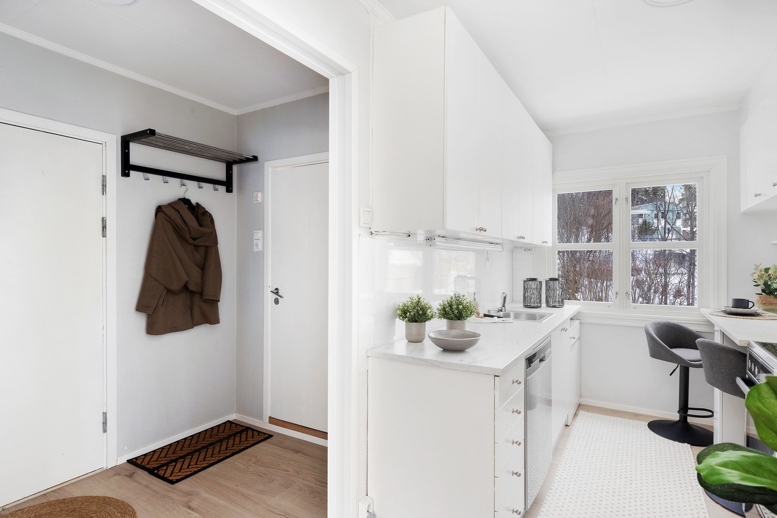 Her kan du enkel oppbevare sko og yttertøy Galleribilde