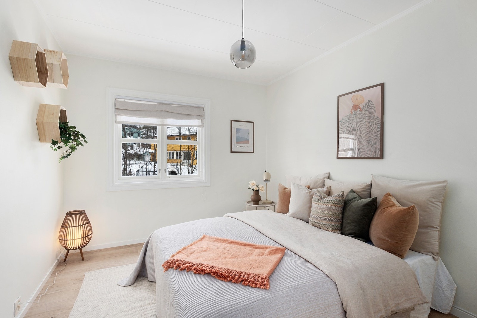 Leilighetens soverom er av god størrelse med plass til dobbelseng, nattbord og ønsket garderobeløsning Galleribilde