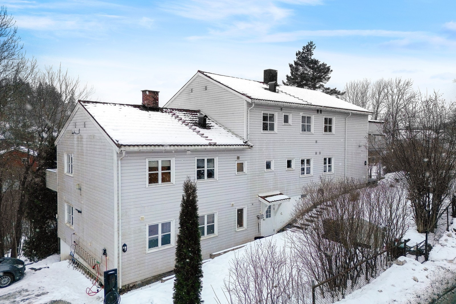 Dette er en moderne og praktisk leilighet med stor balkong, to garasjeplasser med elbillader og en beliggenhet som gir deg alt du trenger rett utenfor døren. Galleribilde