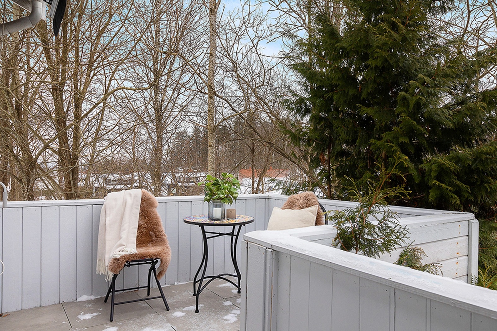 Balkongen er sørvest-vendt og byr på gode solforhold store deler av dagen på sommeren Galleribilde