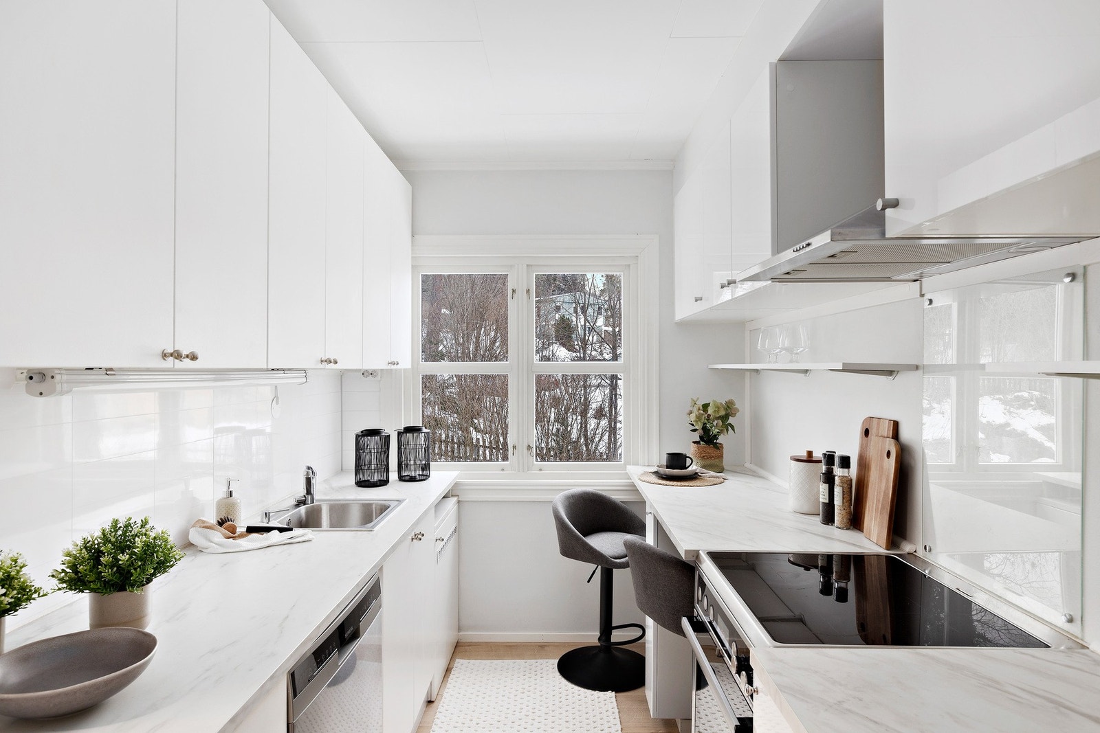 Leiligheten har ny kjøkkeninnredning med slette fronter fra 2025 Galleribilde