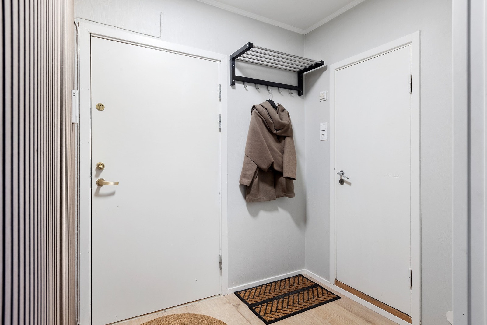 Leiligheten har en romslig entre som gir et godt førsteinntrykk av leiligheten Galleribilde