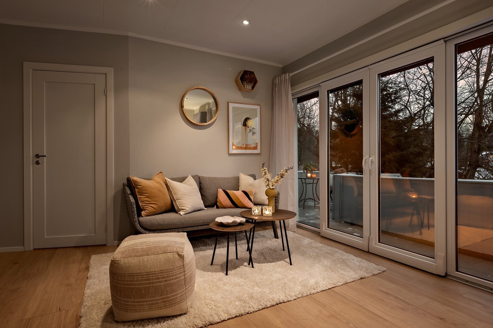 Fra stuen er det naturlig adkomst ut på leilighetens hyggelige balkong Galleribilde