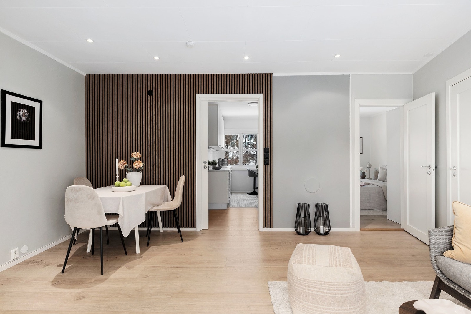 Fra stuen er det enkel adkomst til leilighetens praktiske kjøkken Galleribilde