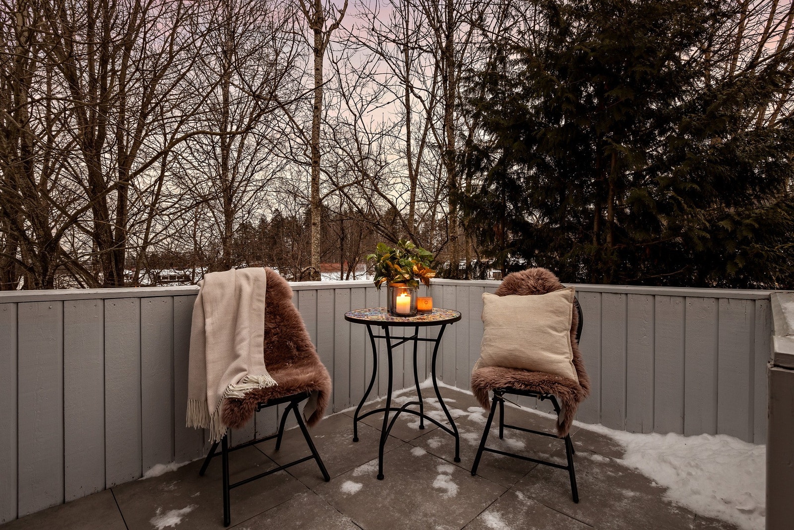 Her har du plass til sittegruppe, grill og annet ønsket utemøblement Galleribilde