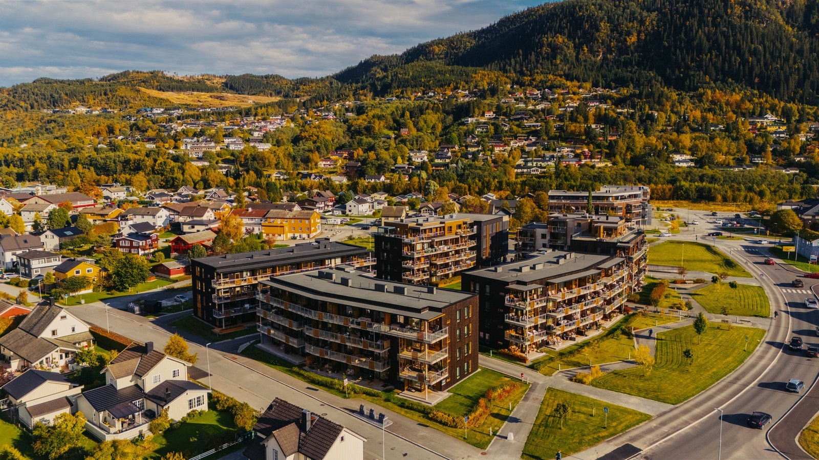 Gangavstand til blant annet Orklandbadet, Idressparken, Amfi-senter, skole, barnehage, buss, restauranter, dagligvare, turområder, sykehus, m.m Galleribilde