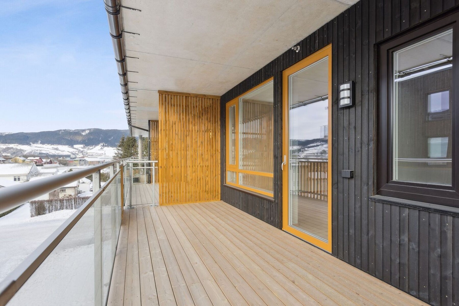 Solrik balkong med god plass til utemøbler Galleribilde
