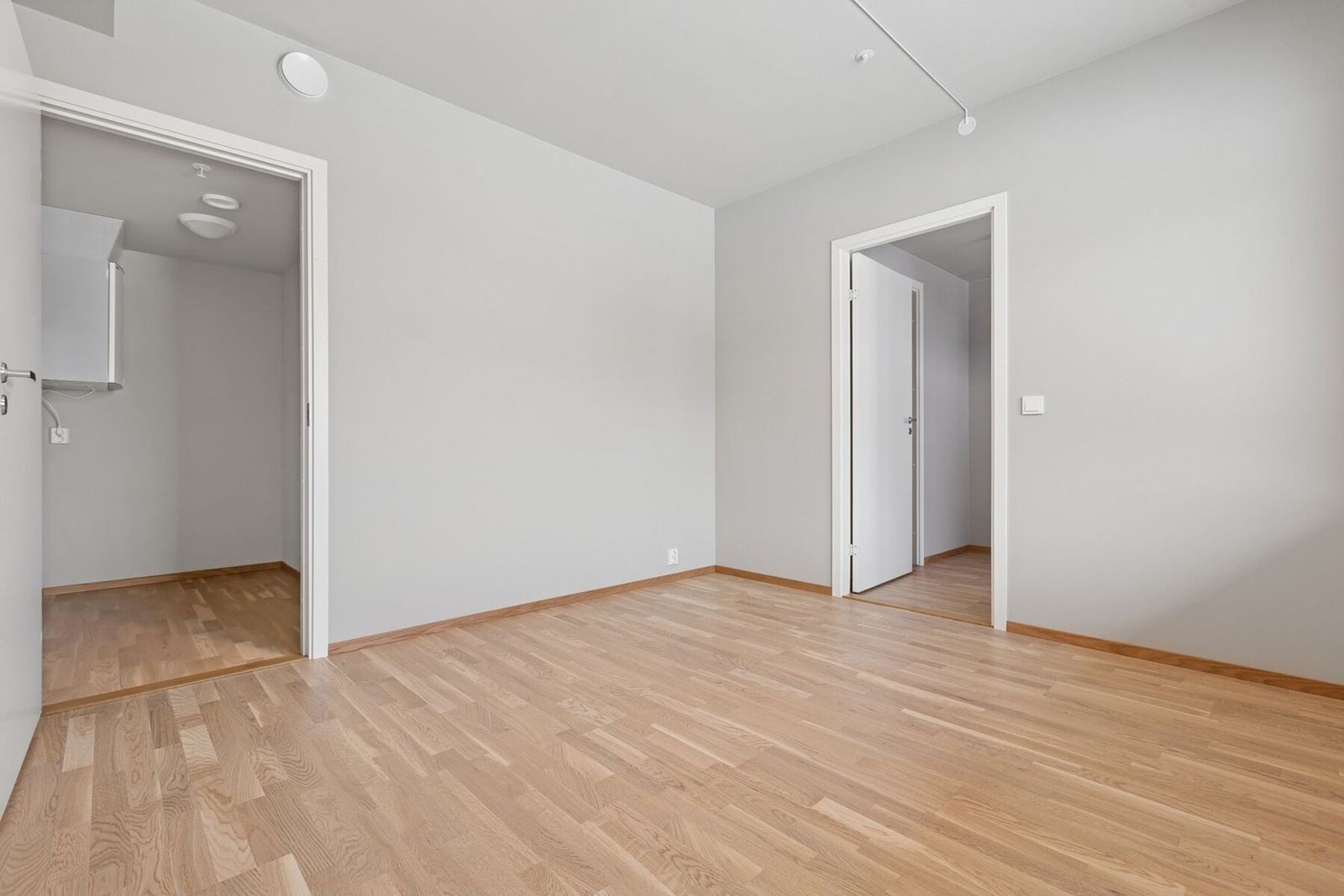 Hovedsoverom på 11 kvm med inngang til praktisk bod Galleribilde