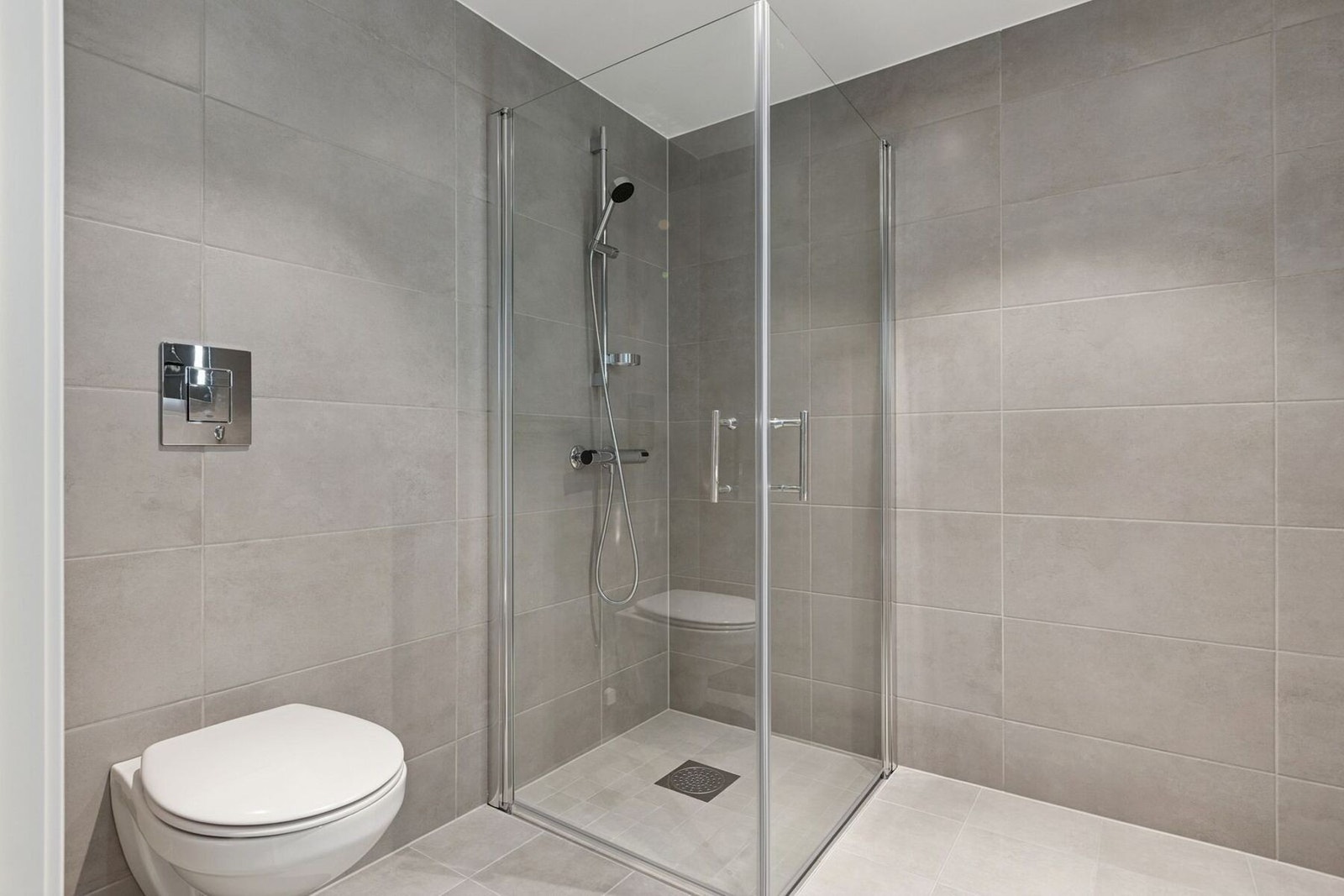 Delikat, flislagt bad med downlights i himling Galleribilde