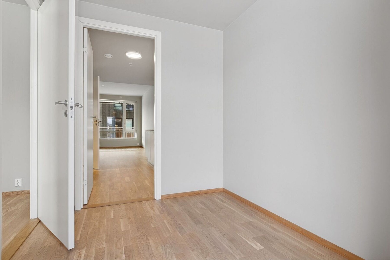 Entrè med plass til ønsket garderobeløsning Galleribilde