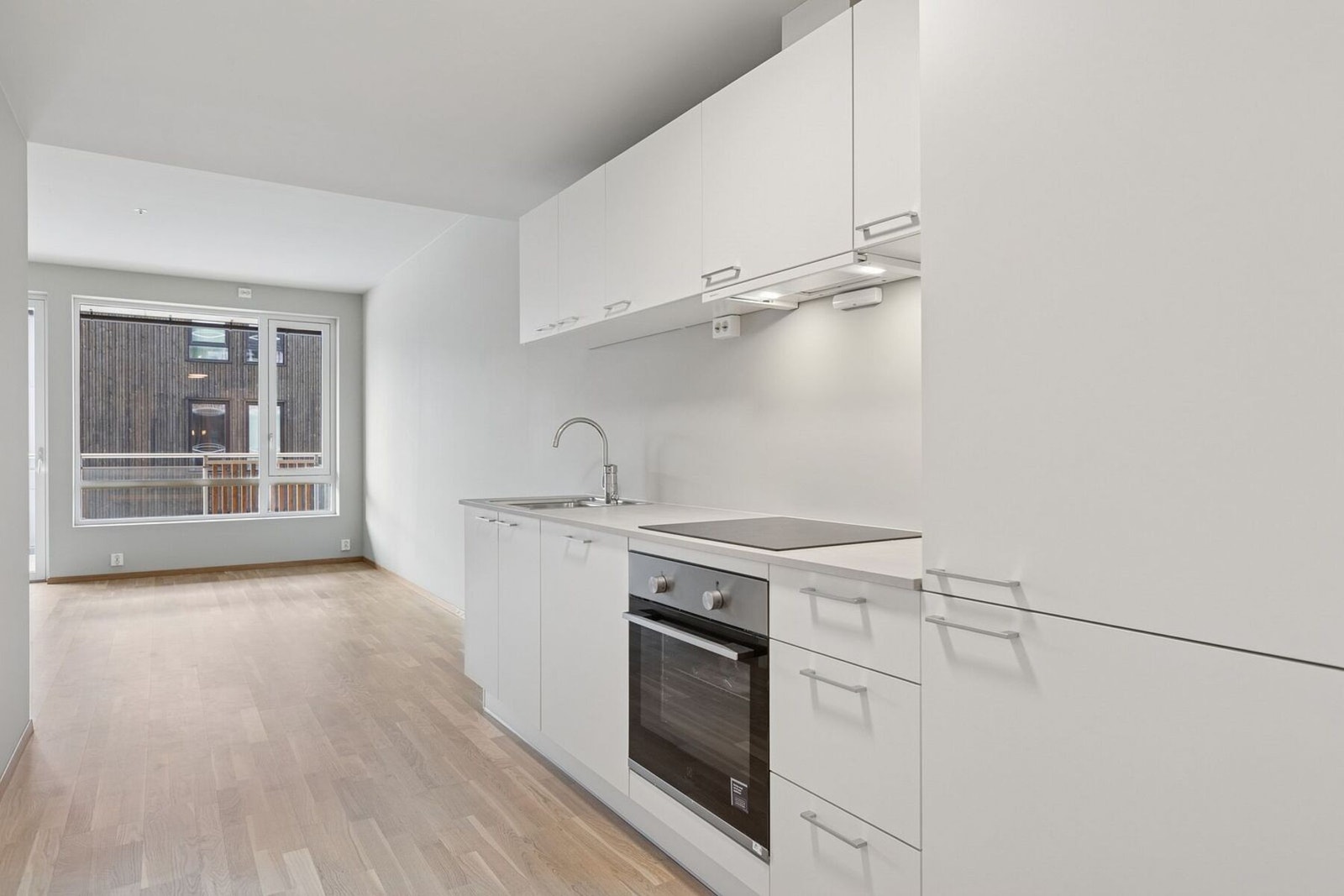 Lyst og tidløst kjøkken med integrerte hvitevarer Galleribilde