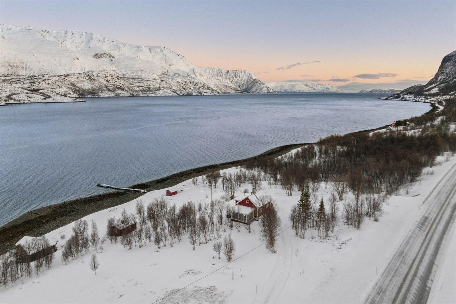 Vakkert plassert fritidsbolig med panorama over fjord og fjell - et sted for ekte ro og nærhet til flott natur. Galleribilde