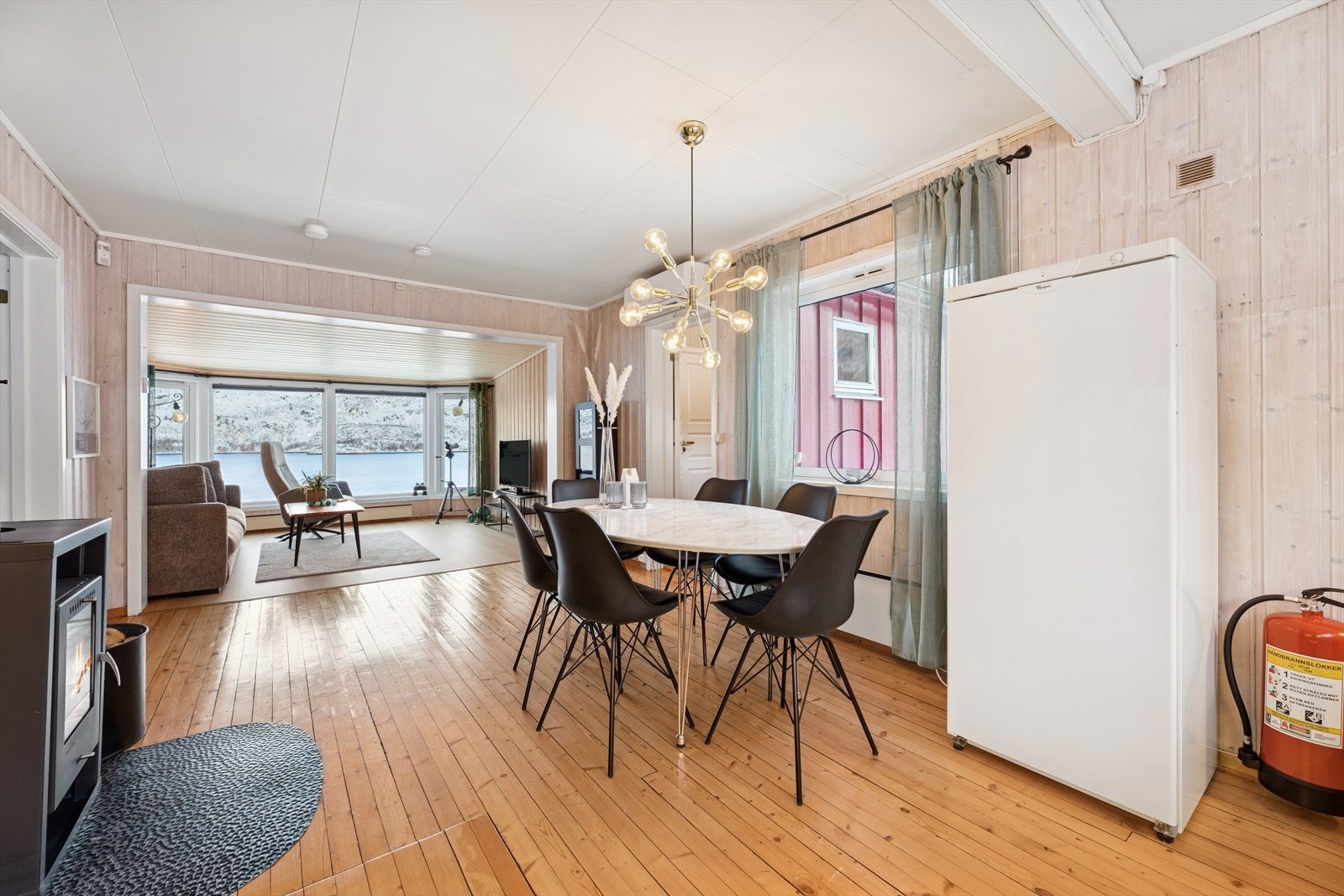 Rommets størrelse gir deg gode muligheter når det kommer til møblering med både en komfortabel sofagruppe og en romslig spisegruppe. Galleribilde