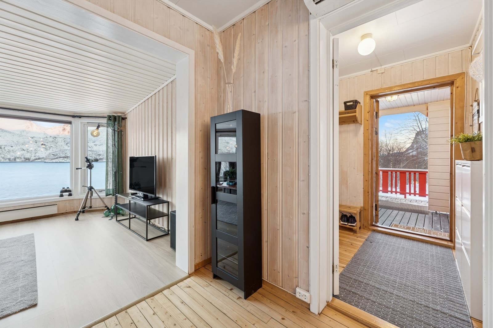 Her kommer man inn i et lyst og trivelig rom som gir boligen et varmt og imøtekommende førsteinntrykk. Galleribilde