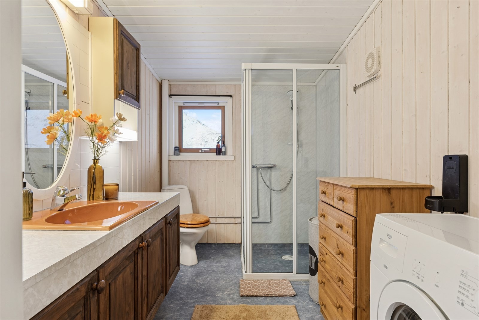 Baderom utstyrt med servant nedfelt i skapinnreding, wc samt dusjhjørne. Opplegg for vaskemaskin. Galleribilde