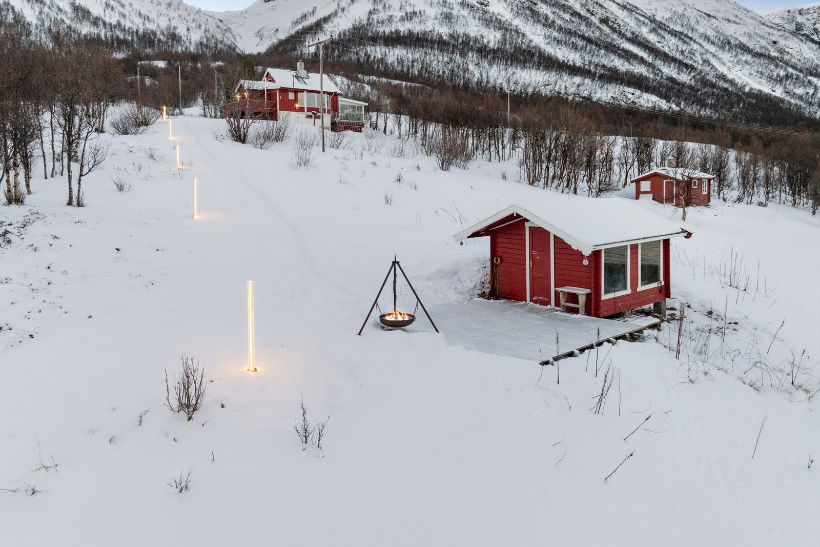 Koselig bod/grillstue (ca. 10 m²) med bålpanne . For varme stunder ute, uansett årstid. Galleribilde