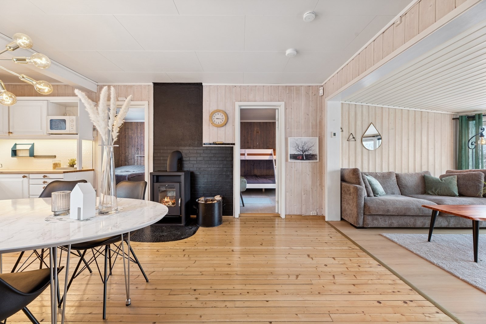 Stue og kjøkken med en lys, praktisk og åpen planløsning. Vedovn som gir en lun og god varme på kalde vinterdager. Galleribilde