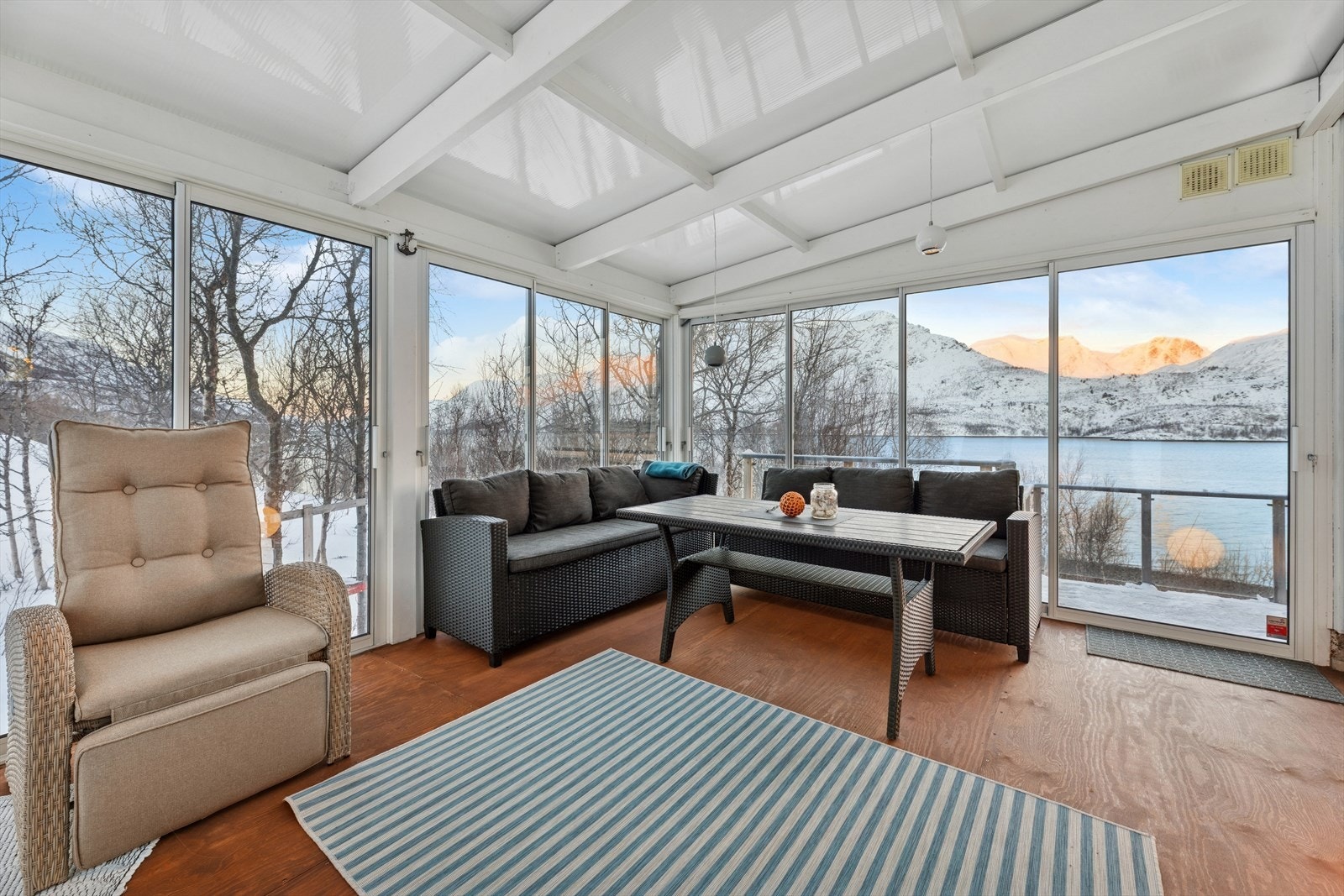 Nydelig utsikt over både fjord og fjell. Her kan du nyte naturens skiftende farger og stemninger fra stille morgener til magiske solnedganger. Galleribilde