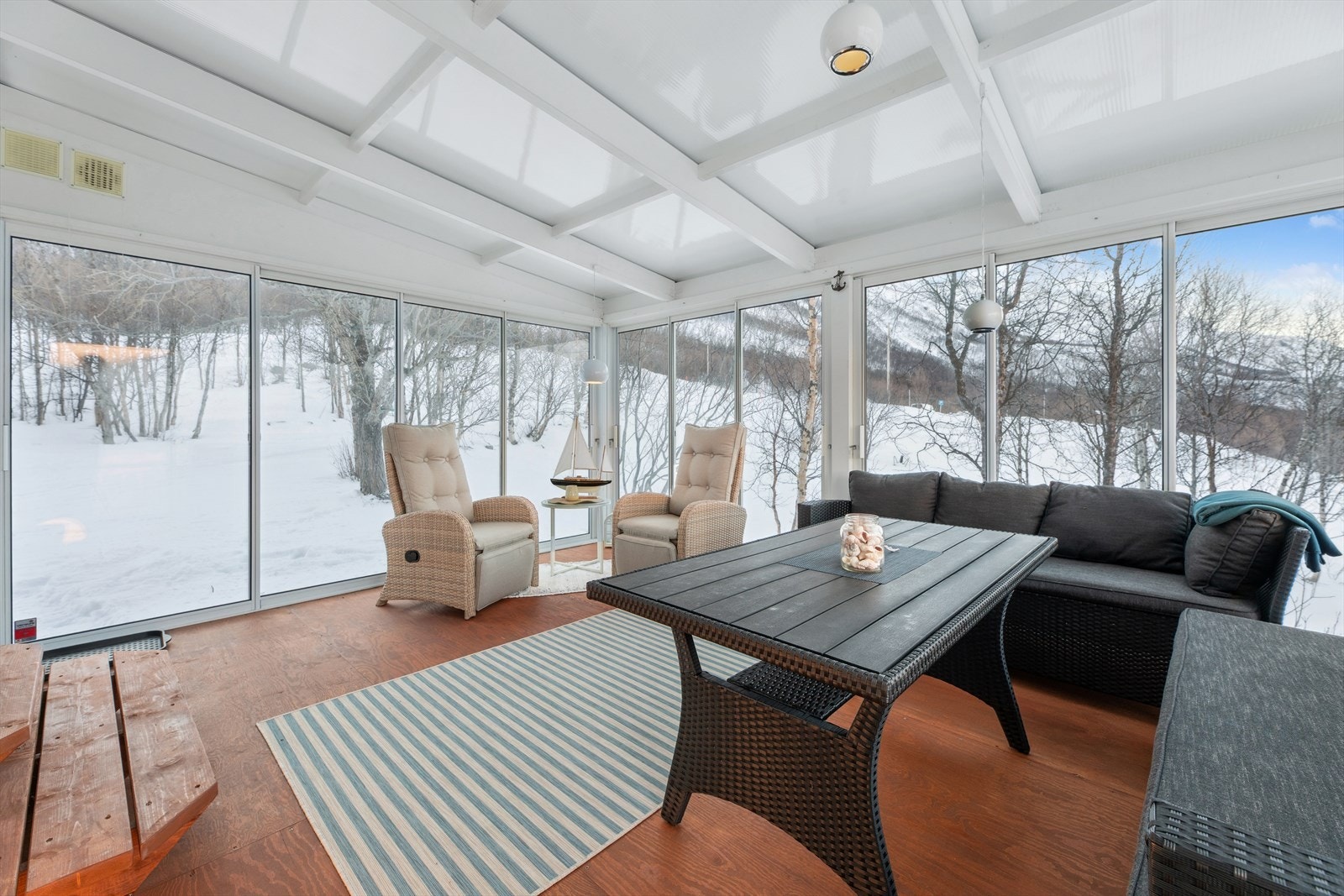 Vinterhage med store glassflater som slipper inn rikelig med dagslys. Galleribilde