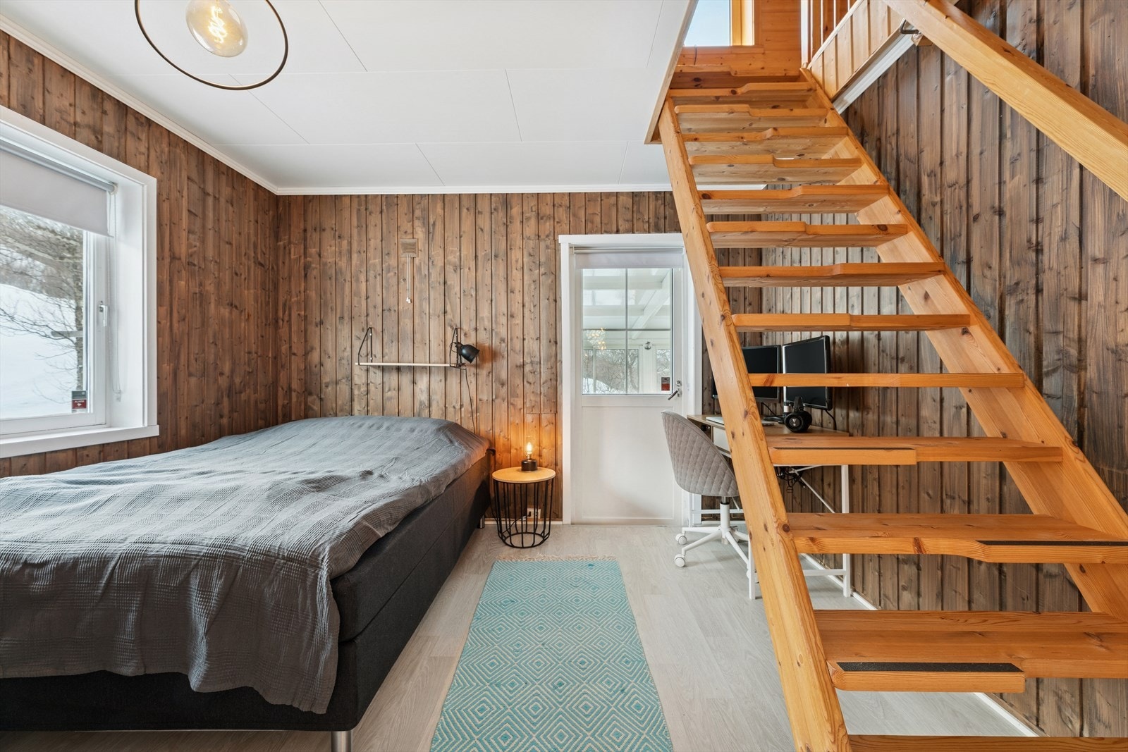 Romslig soverom med plass til både dobbeltseng og hjemmekontor samt utgang til egen balkong. Oppgang til hems. Galleribilde