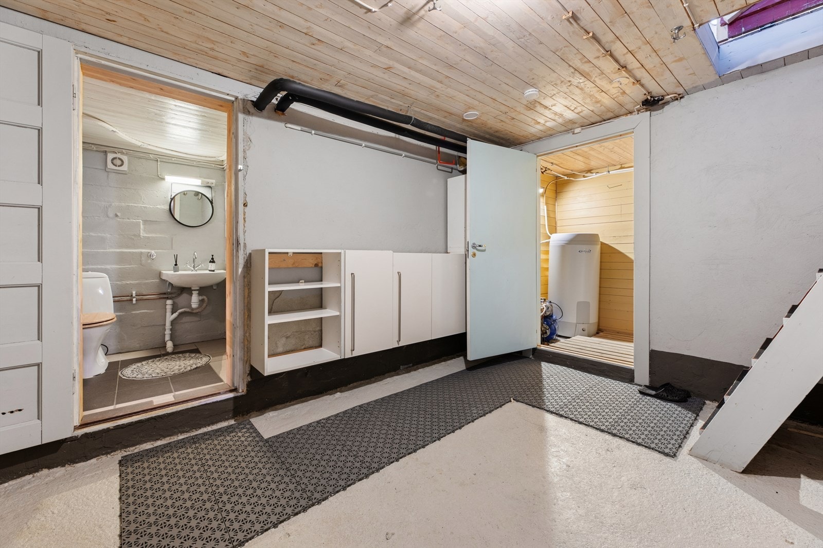 Kjeller med toalettrom og badstue. Galleribilde