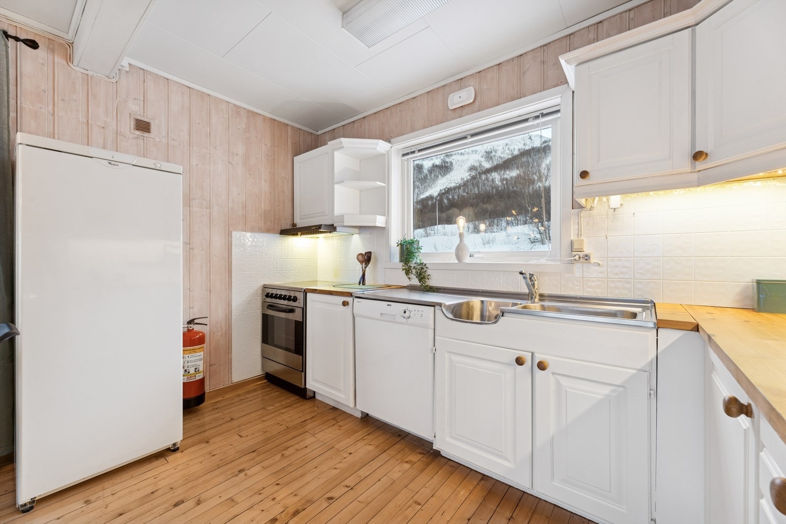 Innredningen har klassiske profilerte fronter som gir kjøkkenet et tidløst uttrykk. Godt med skap- og benkeplass. Galleribilde