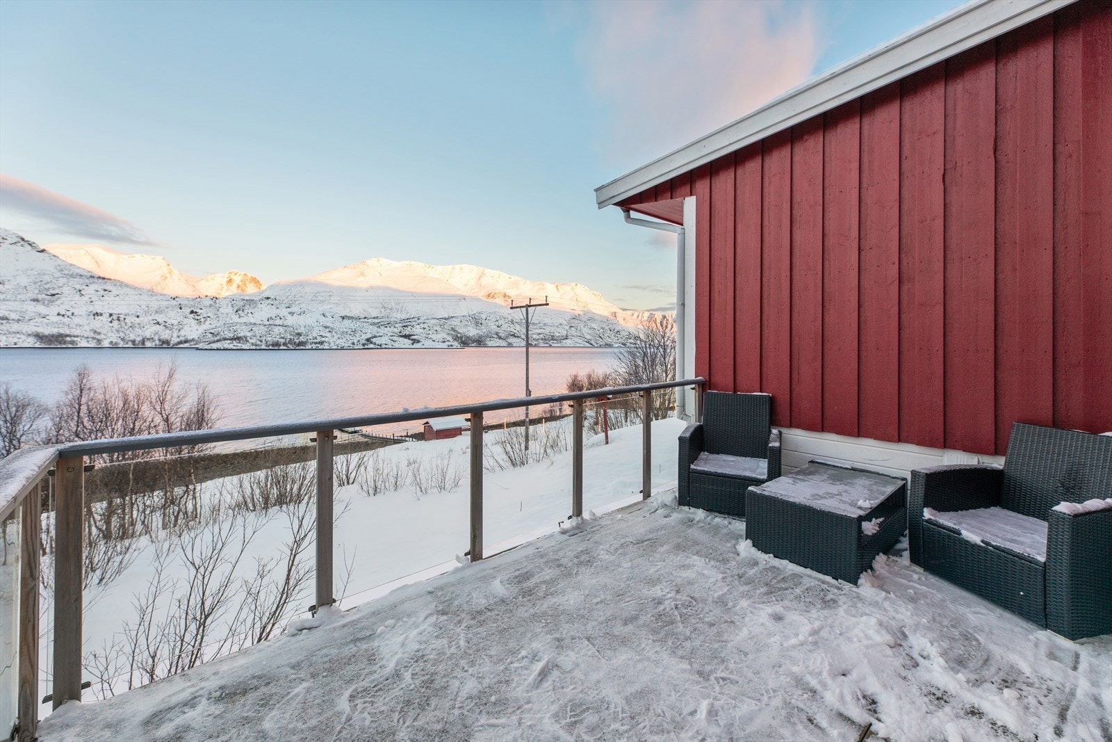 Romslig veranda, perfekt på varme sommerdager, hvor du kan lene deg tilbake og nyte den flotte utsikten. Galleribilde