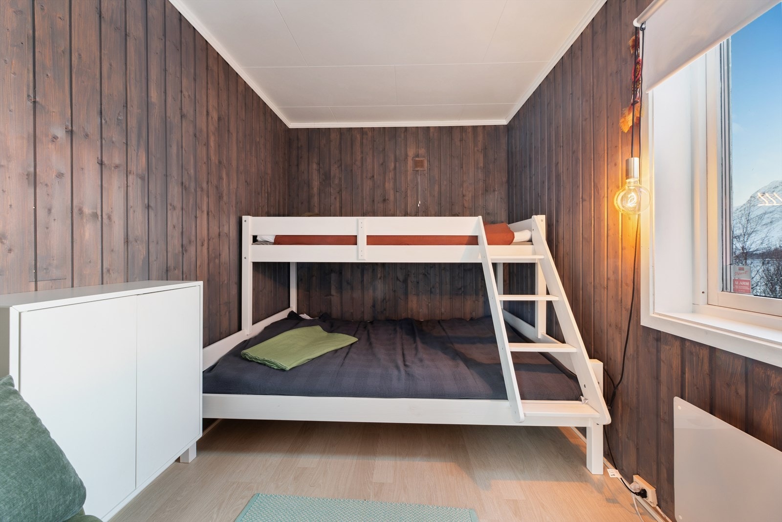 Lyst og trivelig soverom med god plass til køyeseng - perfekt for både store og små. Galleribilde