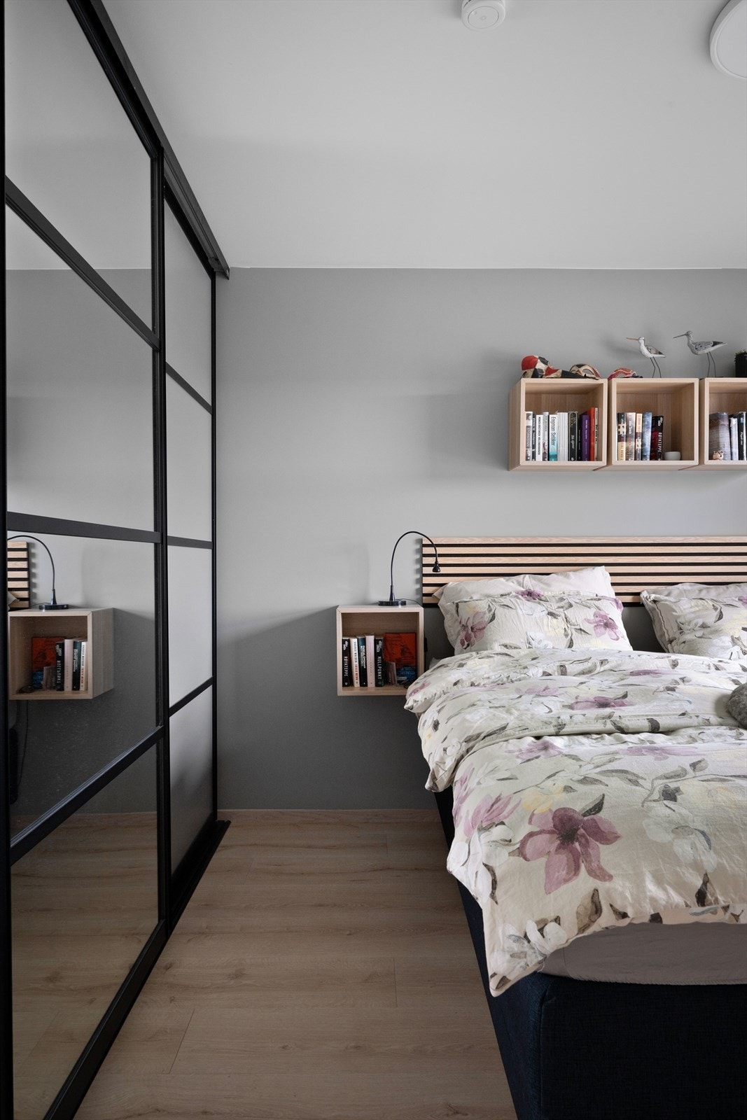 Moderne soverom med skyvedørsgarderobe og stilrent design, perfekt for avslapning og komfort. Galleribilde