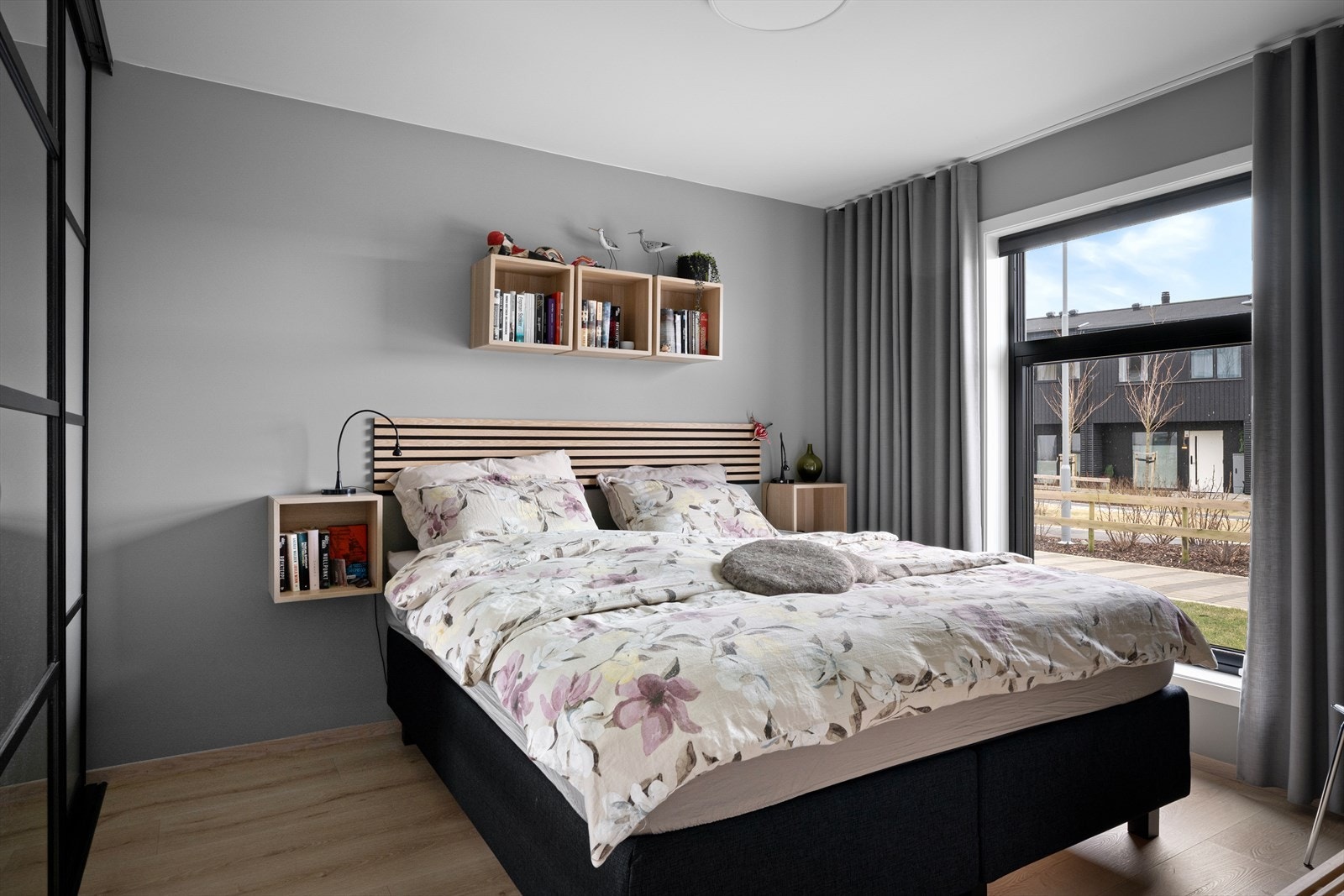 Moderne soverom med skyvedørsgarderobe og stilrent design, perfekt for avslapning og komfort. Galleribilde