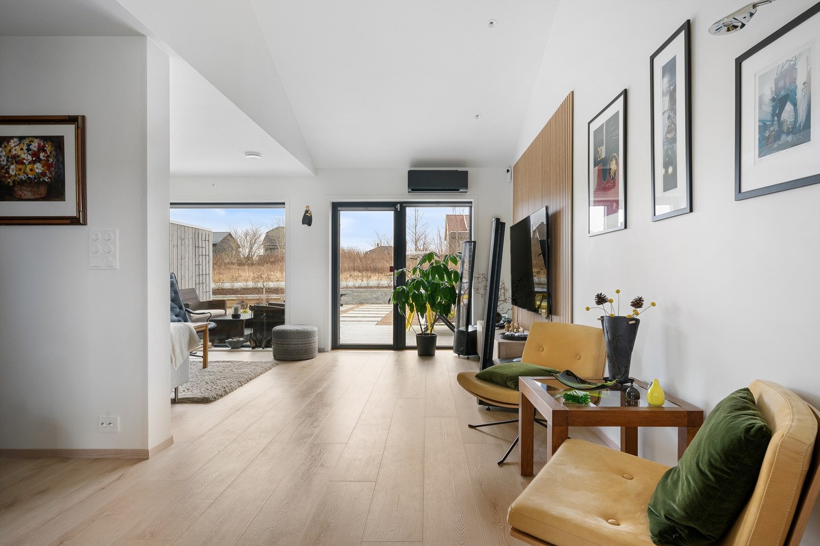 Lys og moderne stue med store vinduer som slipper inn rikelig med naturlig lys og gir en luftig atmosfære. Plisse gardiner montert og utvendig screening på stuevindu Galleribilde