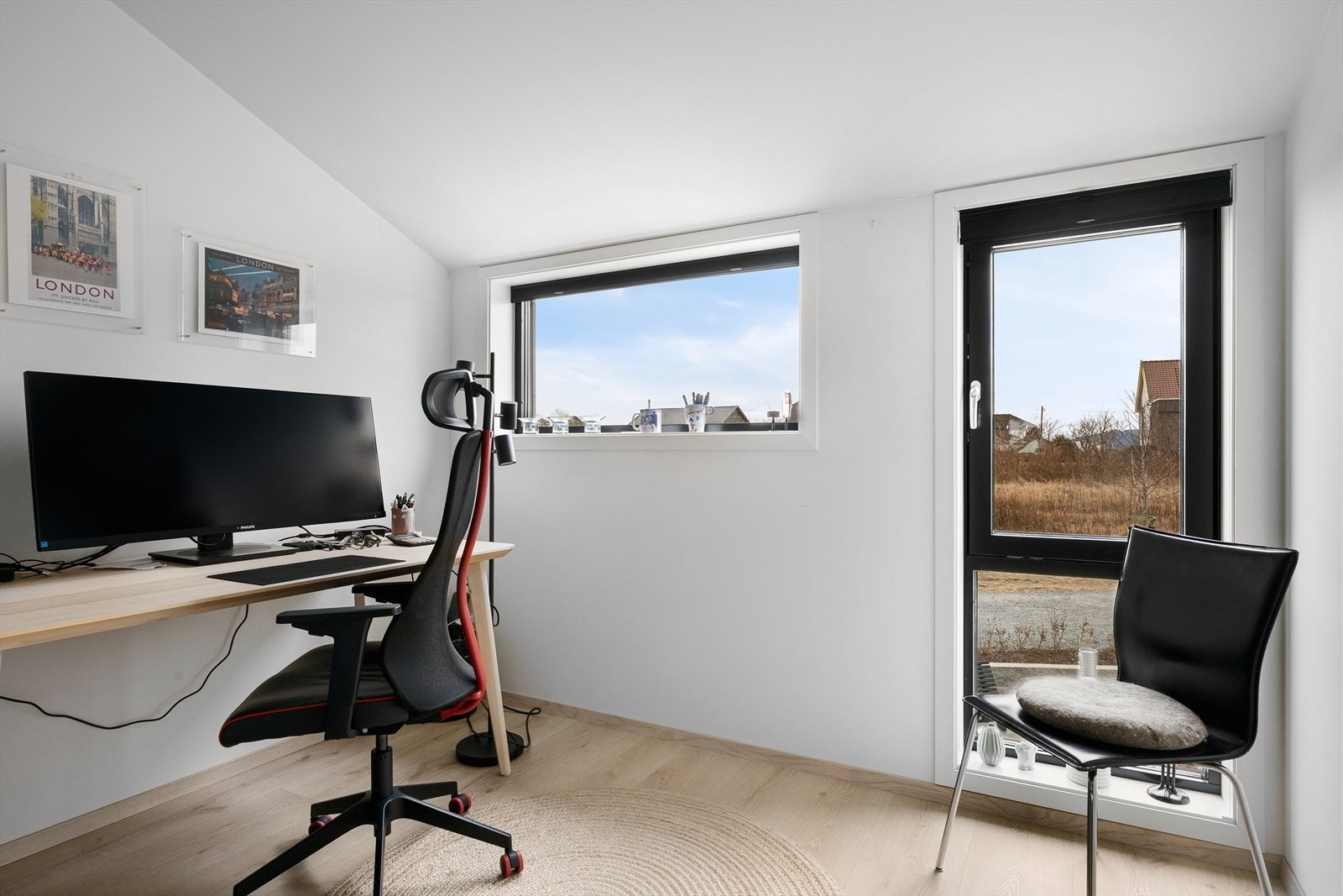 Lyst og funksjonelt kontor (soverom nr. 3)med store vinduer som slipper inn naturlig lys, ideelt for hjemmekontor eller studier. Galleribilde