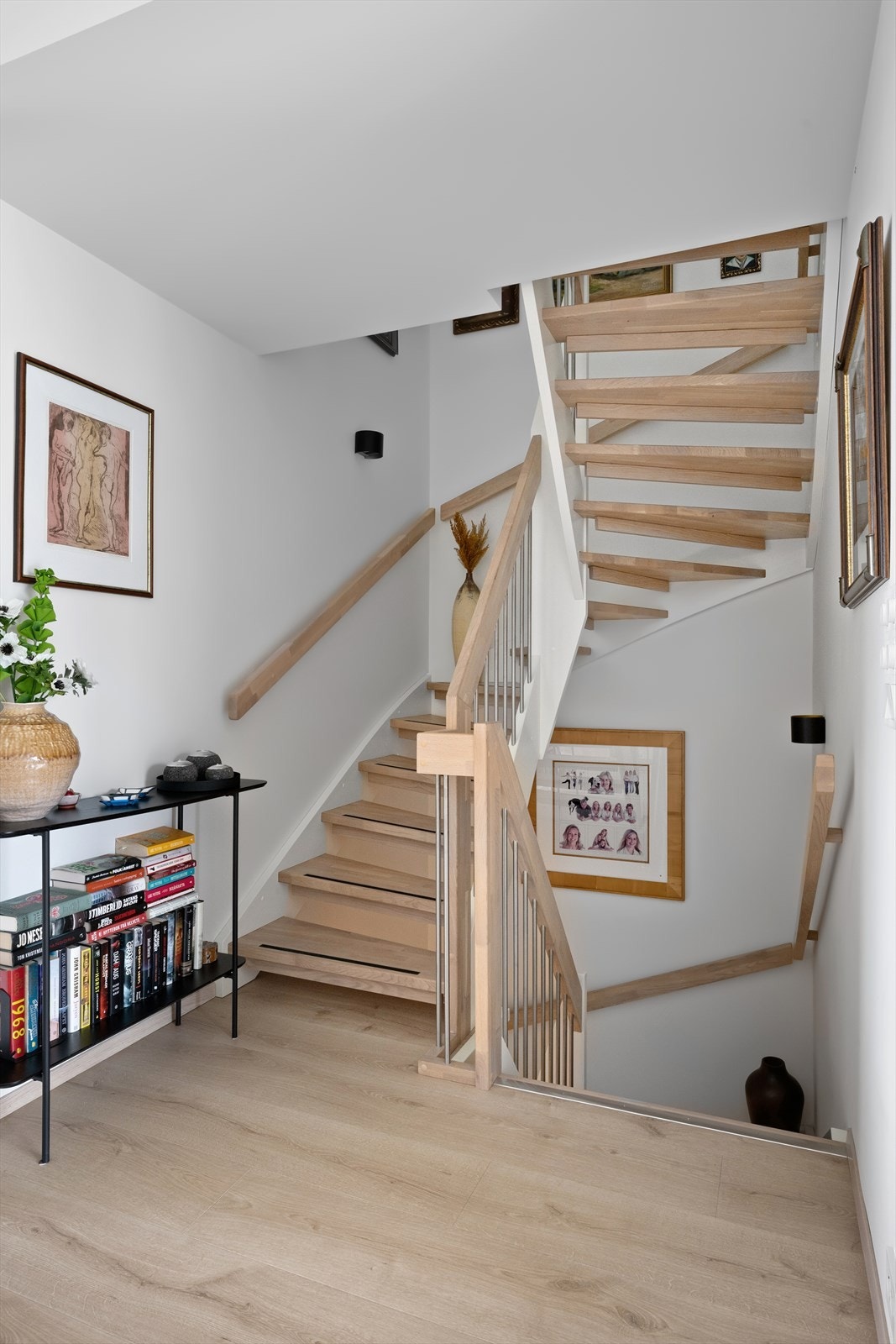 Lys og moderne trappeoppgang med stilrene detaljer, som gir en innbydende atmosfære til boligen. Galleribilde