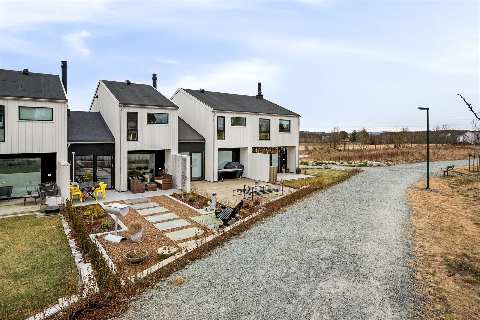 Pent opparbeidet og påkostet hage med elvegrus og skiferheller Galleribilde