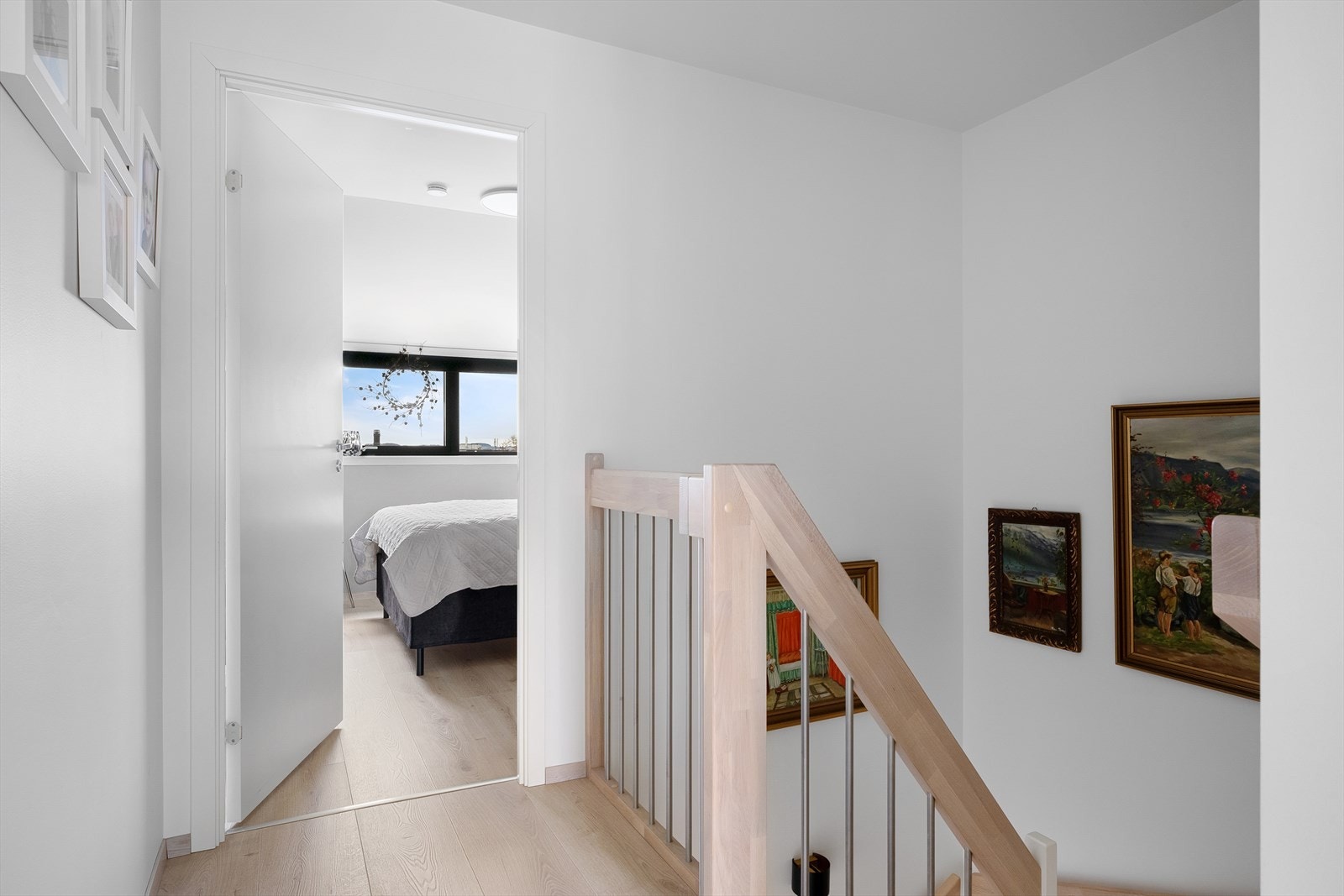 Lyst og innbydende trapperom med tilgang til romslig soverom. Perfekt for en familie som ønsker moderne komfort. Galleribilde