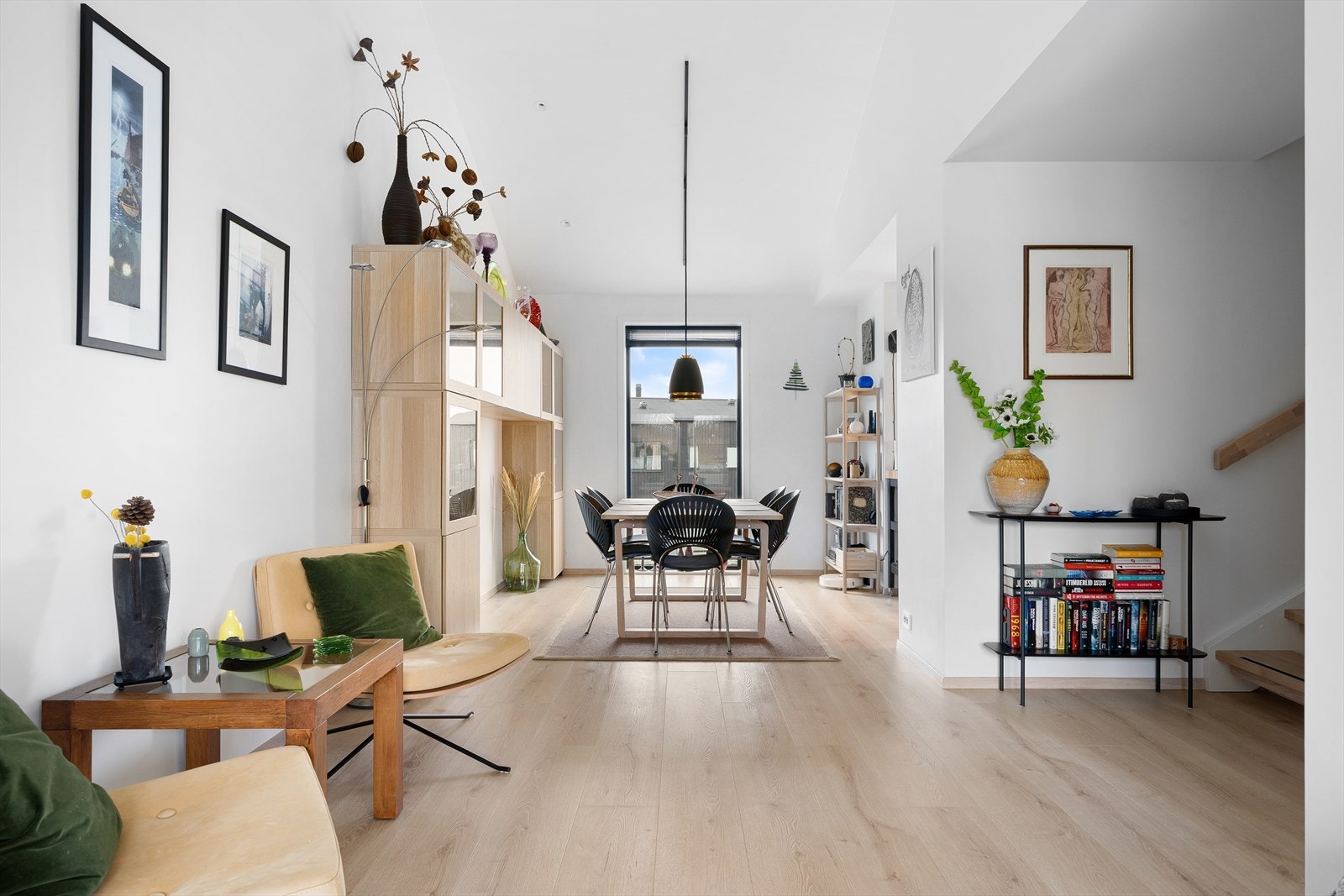 Lamper over spisebord medfølger ikke (skinnen i tak blir hengende) Galleribilde