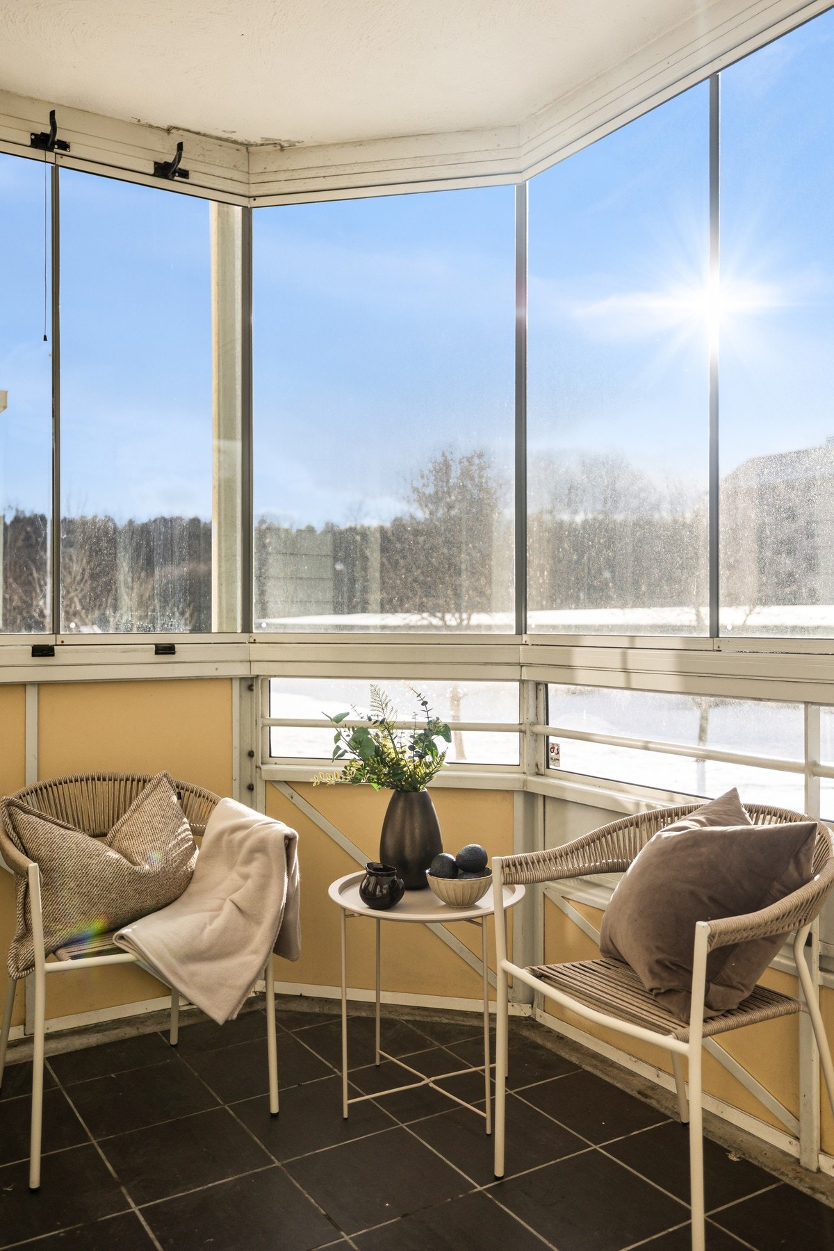 Balkongen har både utelys og stikkontakt, samt takoverbygg fra balkongen over. Galleribilde