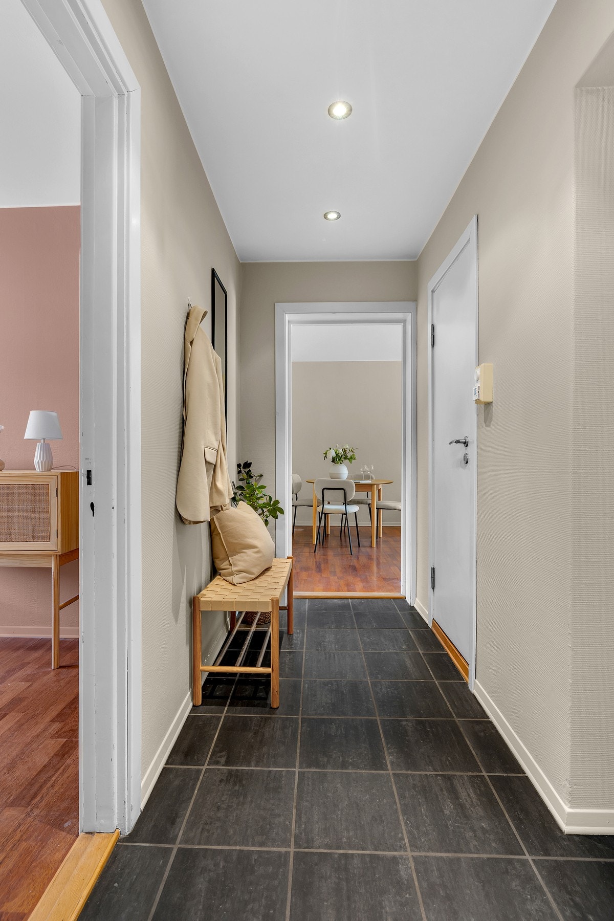 Du ønskes velkommen inn i en innbydende entré med flislagt gulv, malte overflater og moderne downlights i himlingen. Galleribilde
