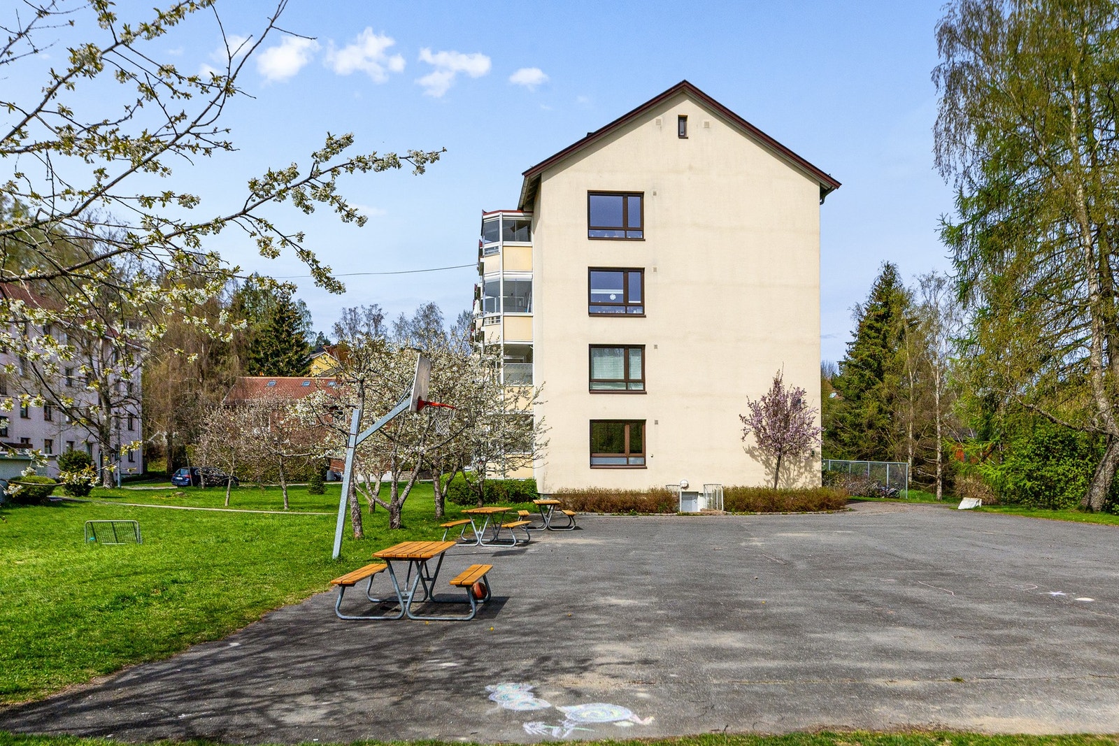 Det følger en parkeringsplass med hver leilighet, se vedtekter vedrørende praksis. Galleribilde