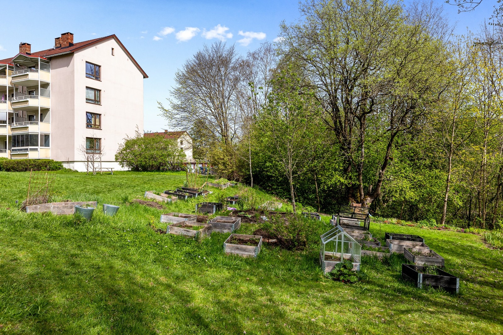 Borettslaget har flotte og velstelte fellesområder opparbeidet med blant annet lekeplass, sittegrupper, plenarealer og variert beplantning. Galleribilde