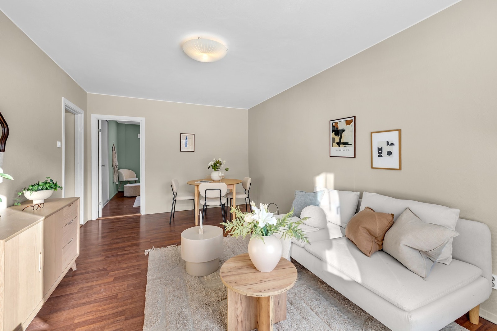 Gulvet er belagt med parkett, og veggene er malt i moderne og tidsriktige farger. Galleribilde