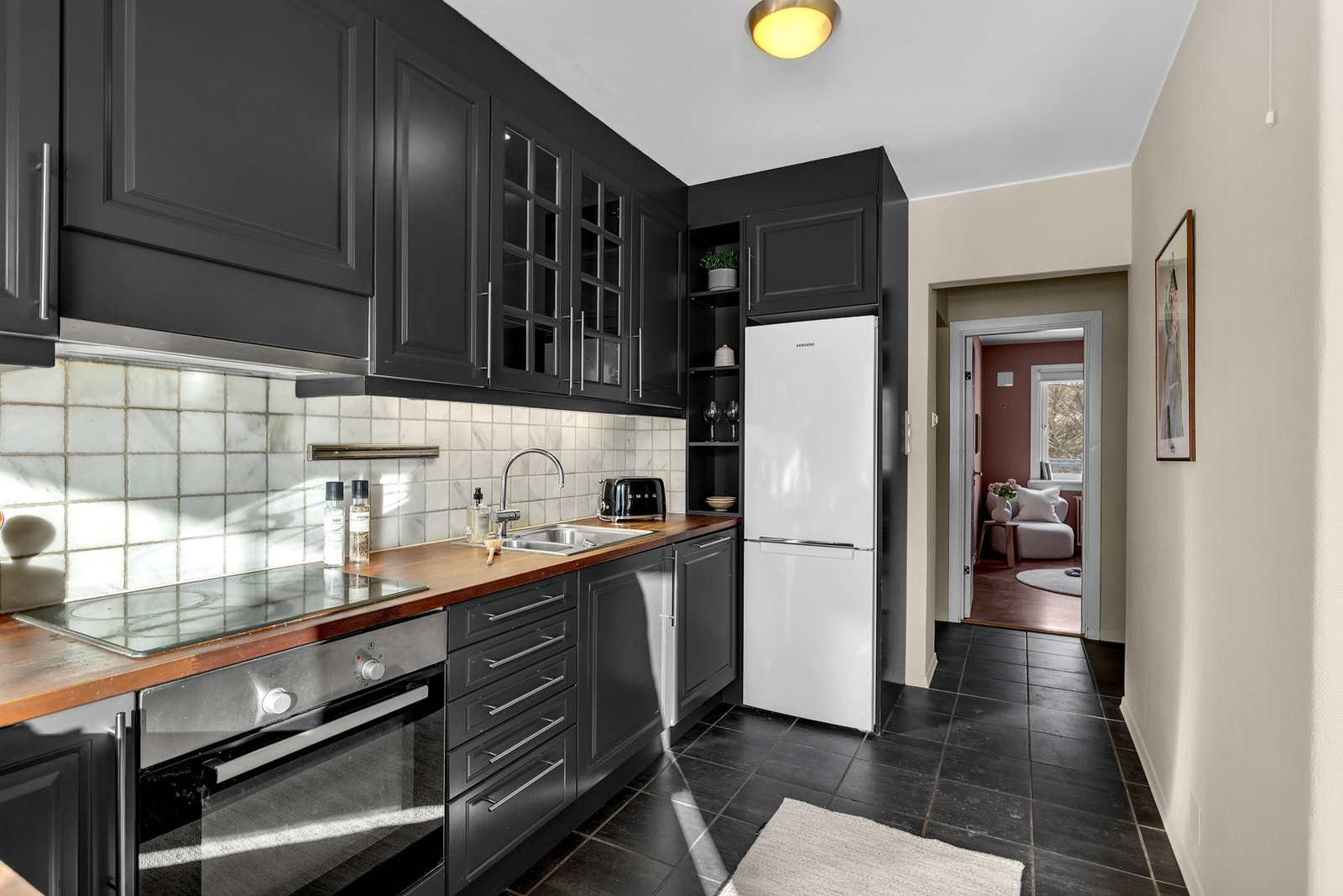 Det er adkomst til kjøkken fra både stuen og gangen. Galleribilde