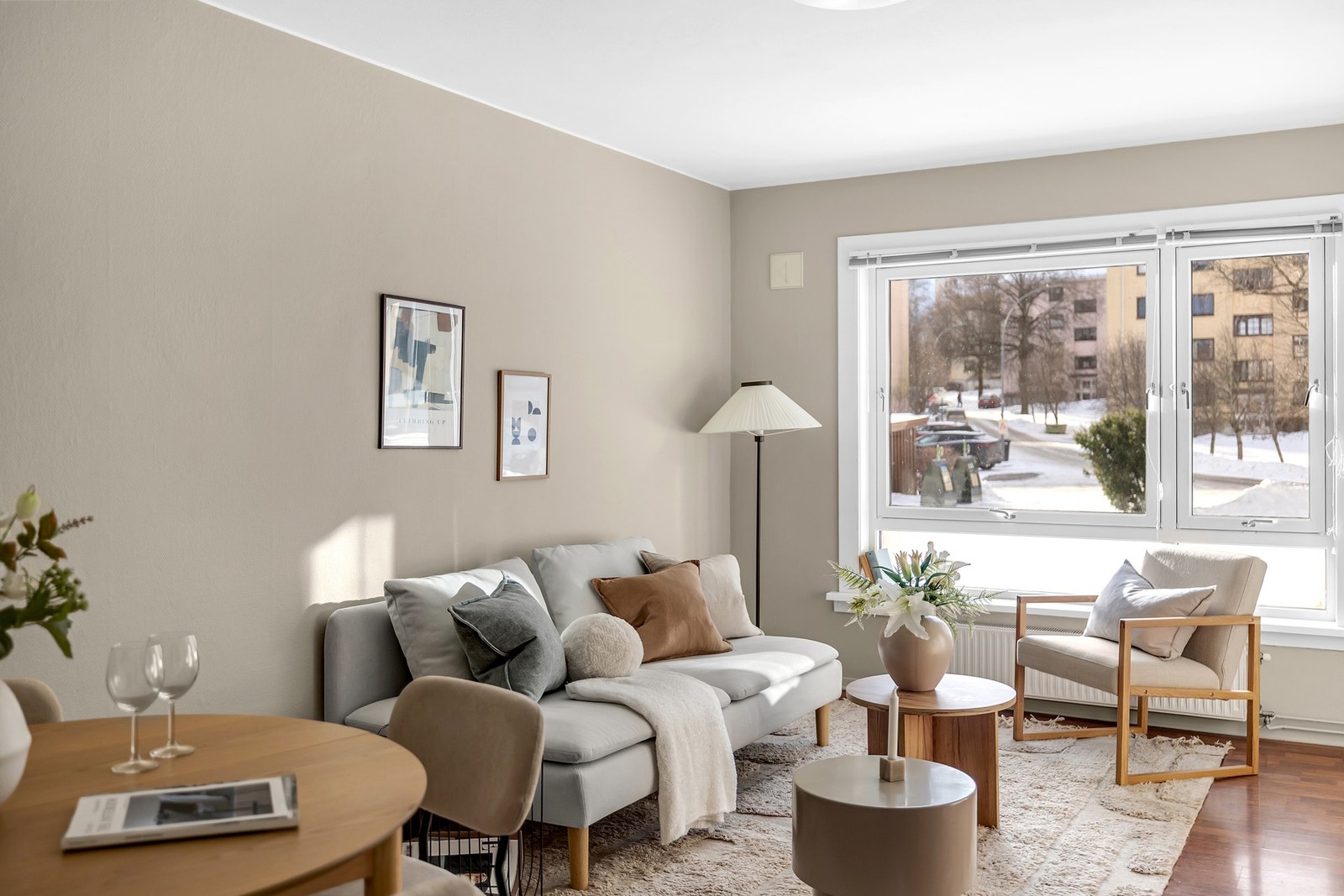 Stuen er lys, romslig og lett å innrede. Galleribilde