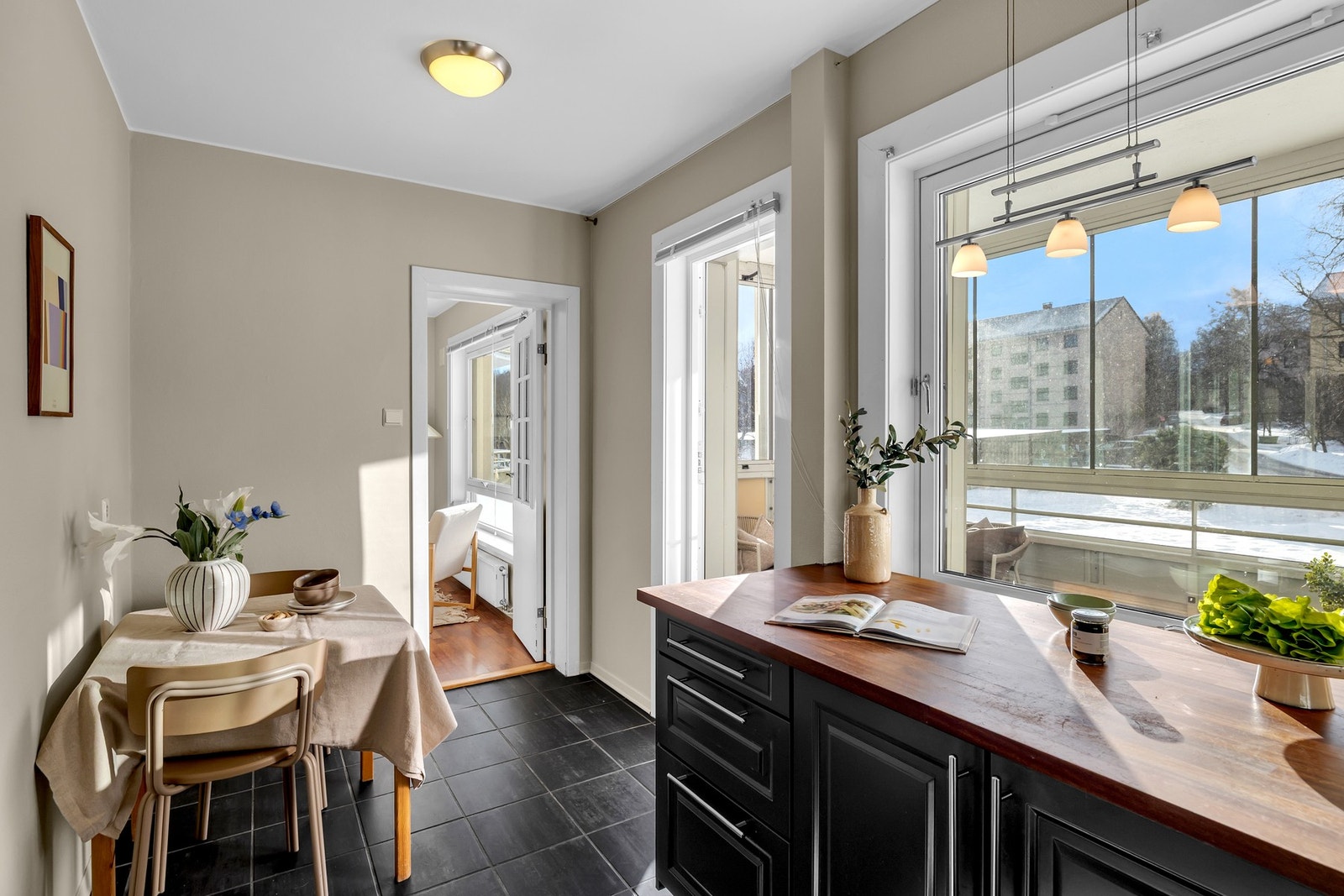 Kjøkkenet har flislagt gulv, malte tapetserte vegger og himling i malt betong. Galleribilde