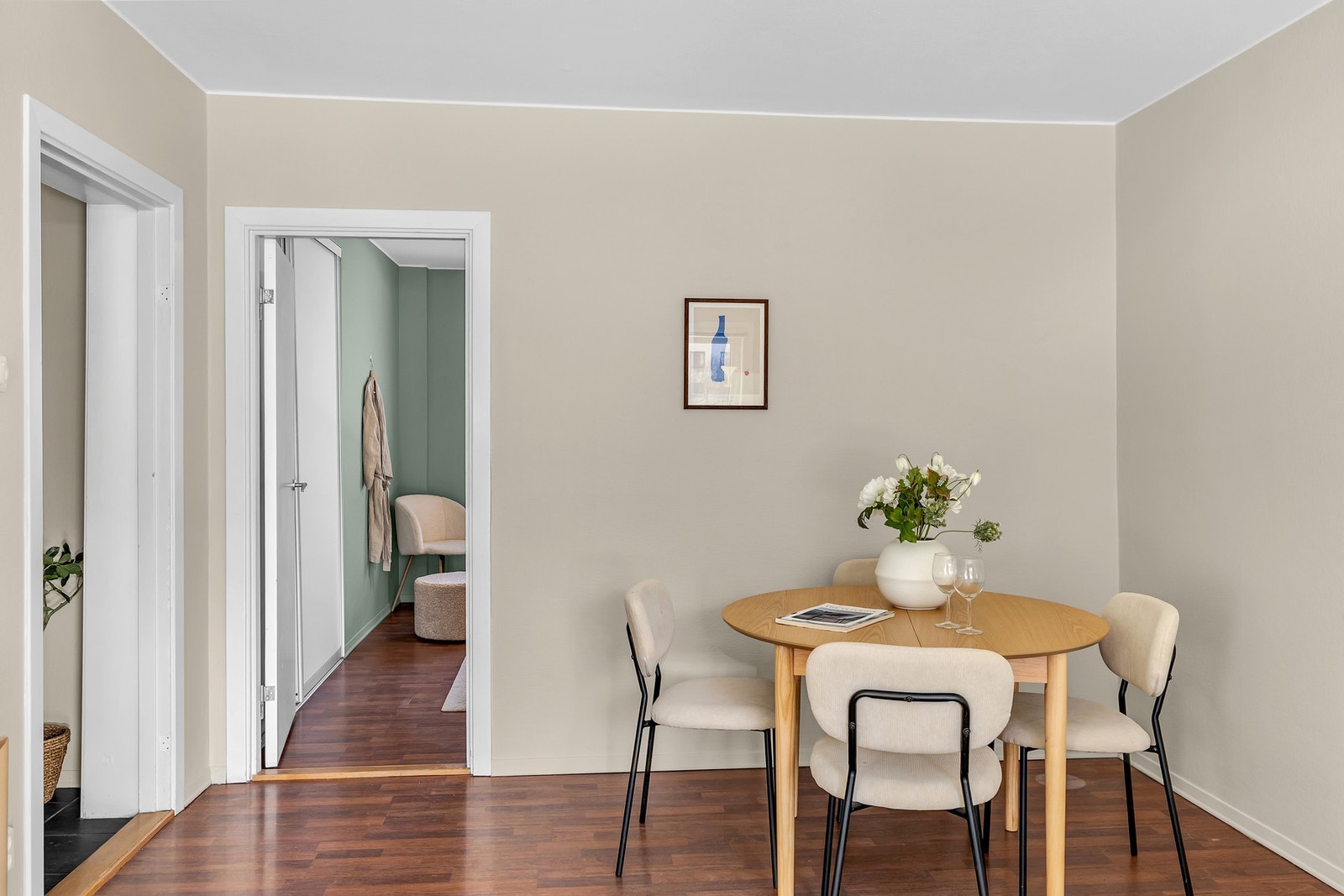 Her er det god plass til både sofagruppe med tilhørende møblement og spisebord. Galleribilde